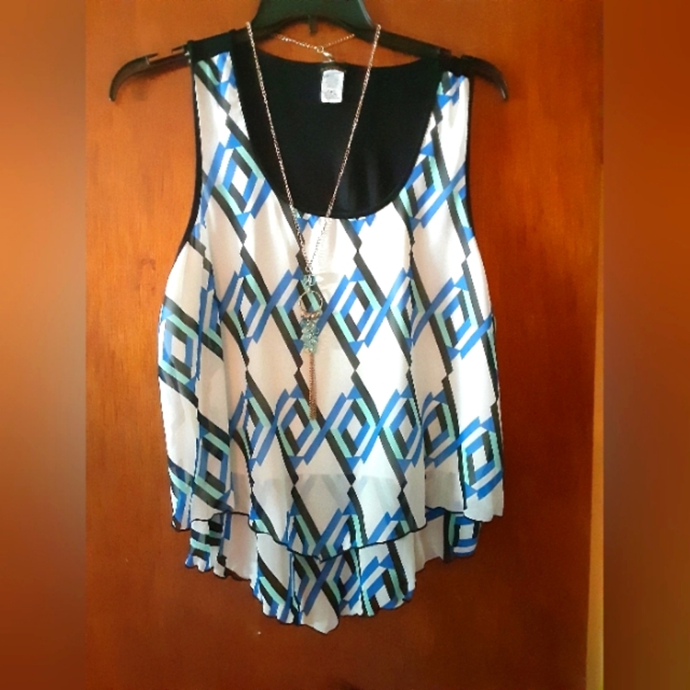 XL women's dressy tank with necklace